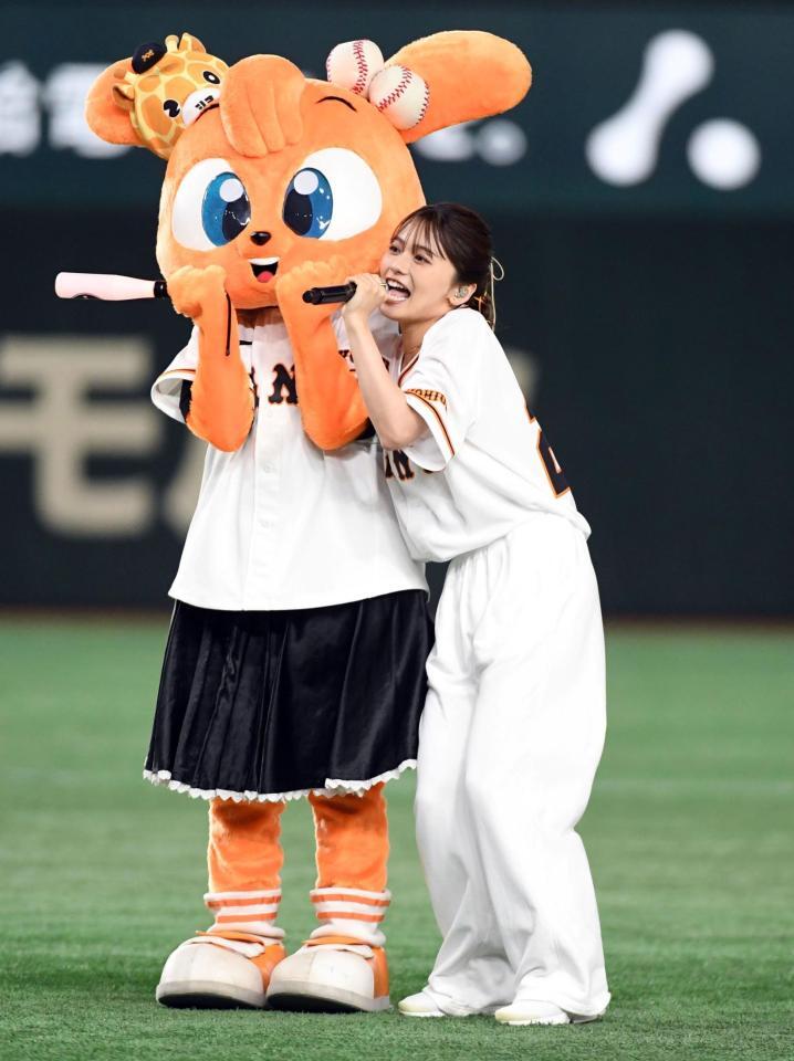 　試合前パフォーマに登場した足立佳奈＝２０２３年６月