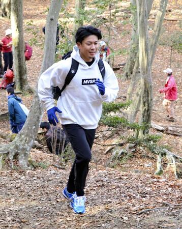 　京都市の大文字山を登る中日・大野