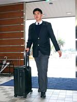 　入寮する山口（撮影・立川洋一郎）