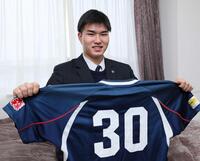 　少年野球時代の監督が着ていた形見のユニホームを持参して入寮した山口（撮影・立川洋一郎）