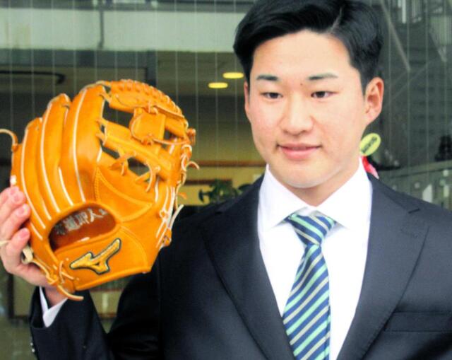 ヤクルト・ドラ4田中 球団OB宮本慎也氏からプレゼントされたグラブ