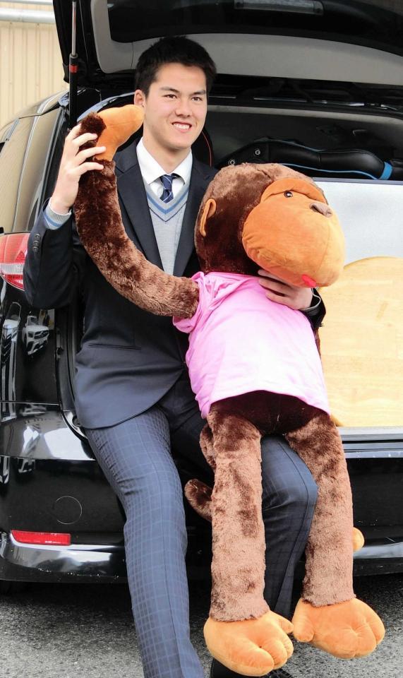 　持参したぬいぐるみとポーズをとる藤田