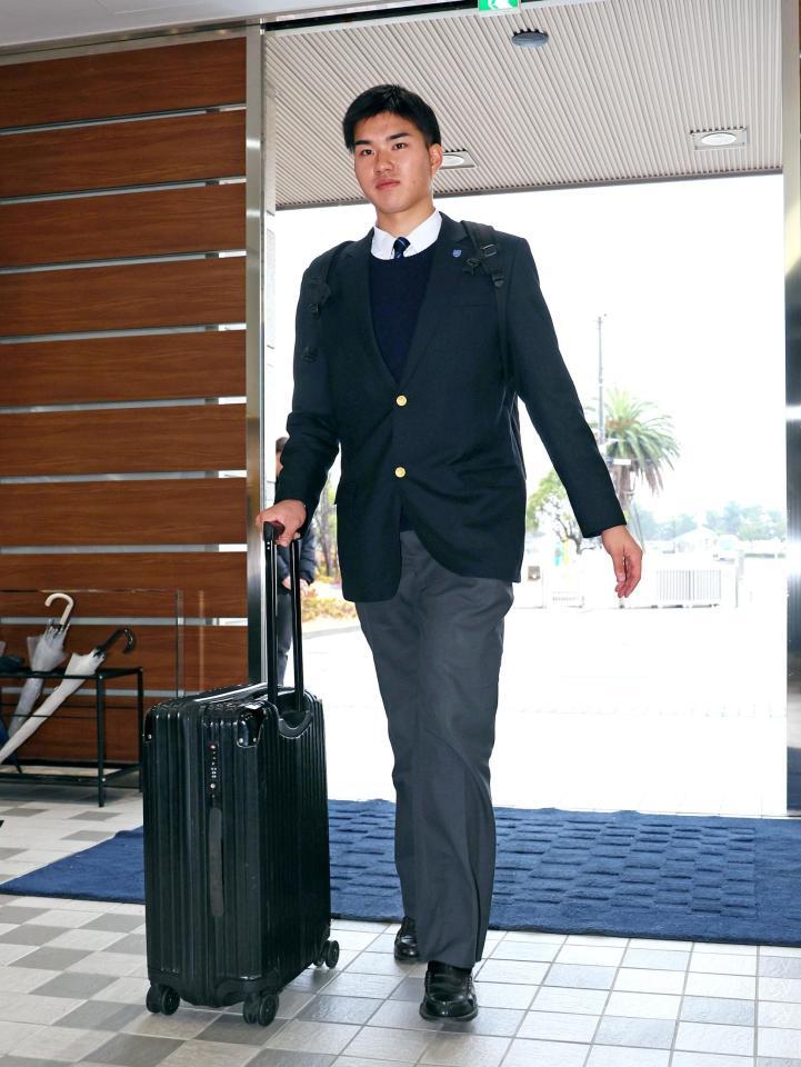 　入寮する山口（撮影・立川洋一郎）