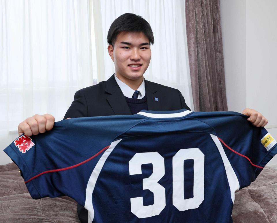 　少年野球時代の監督が着ていた形見のユニホームを持参して入寮した山口（撮影・立川洋一郎）
