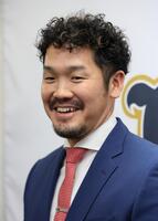 　球団アンバサダーに就任したＴ－岡田氏（撮影・立川洋一郎）