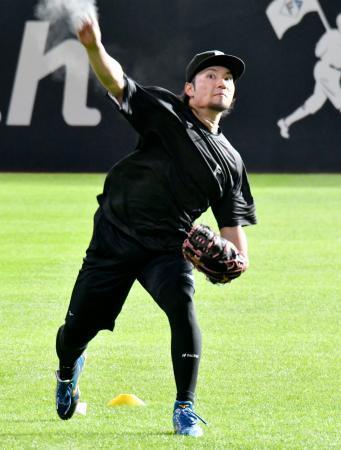 　キャッチボールで調整する日本ハム・伊藤＝エスコンフィールド