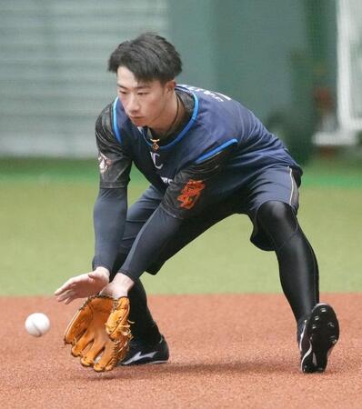 西武・ドラ１斎藤「３年目までにショート」宣言　新人合同自主トレ開始