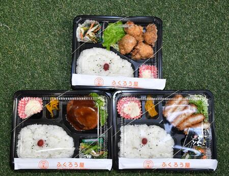 　自主トレ公開を行った牧が報道陣に差し入れをした３種類の弁当（撮影・中田匡峻）