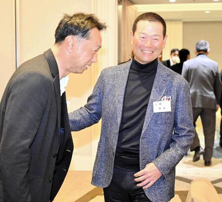 　笑顔であいさつする桑田ＯＢ会長（右）と宮本慎也氏（撮影・金居みつよし）