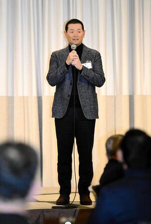 　ＰＬ学園硬式野球部ＯＢ会であいさつする桑田ＯＢ会会長（撮影・金居みつよし）