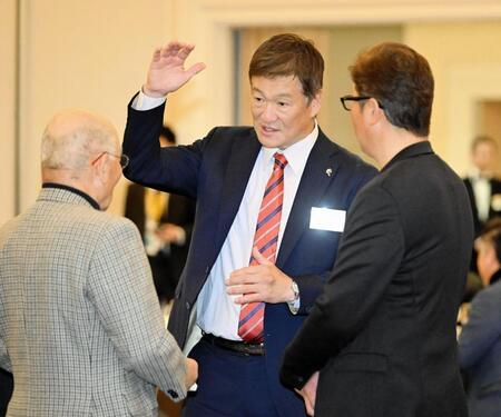 　中村順司元監督（左）と談笑する片岡篤史氏（中央）。右は野村弘樹氏（撮影・金居みつよし）