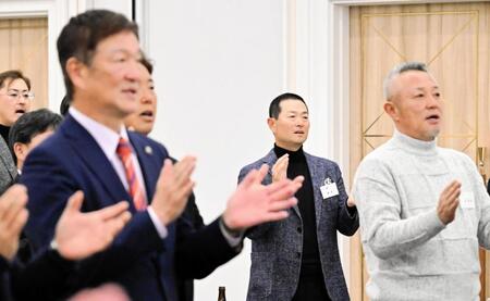 　ＰＬ学園硬式野球部ＯＢ会の最後に校歌を歌う桑田ＯＢ会長（中央）＝撮影・金居みつよし