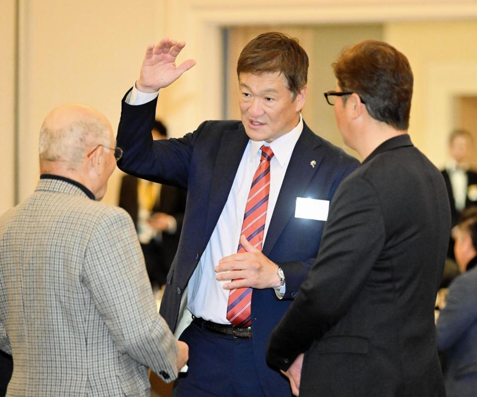 　中村順司元監督（左）と談笑する片岡篤史氏（中央）。右は野村弘樹氏（撮影・金居みつよし）