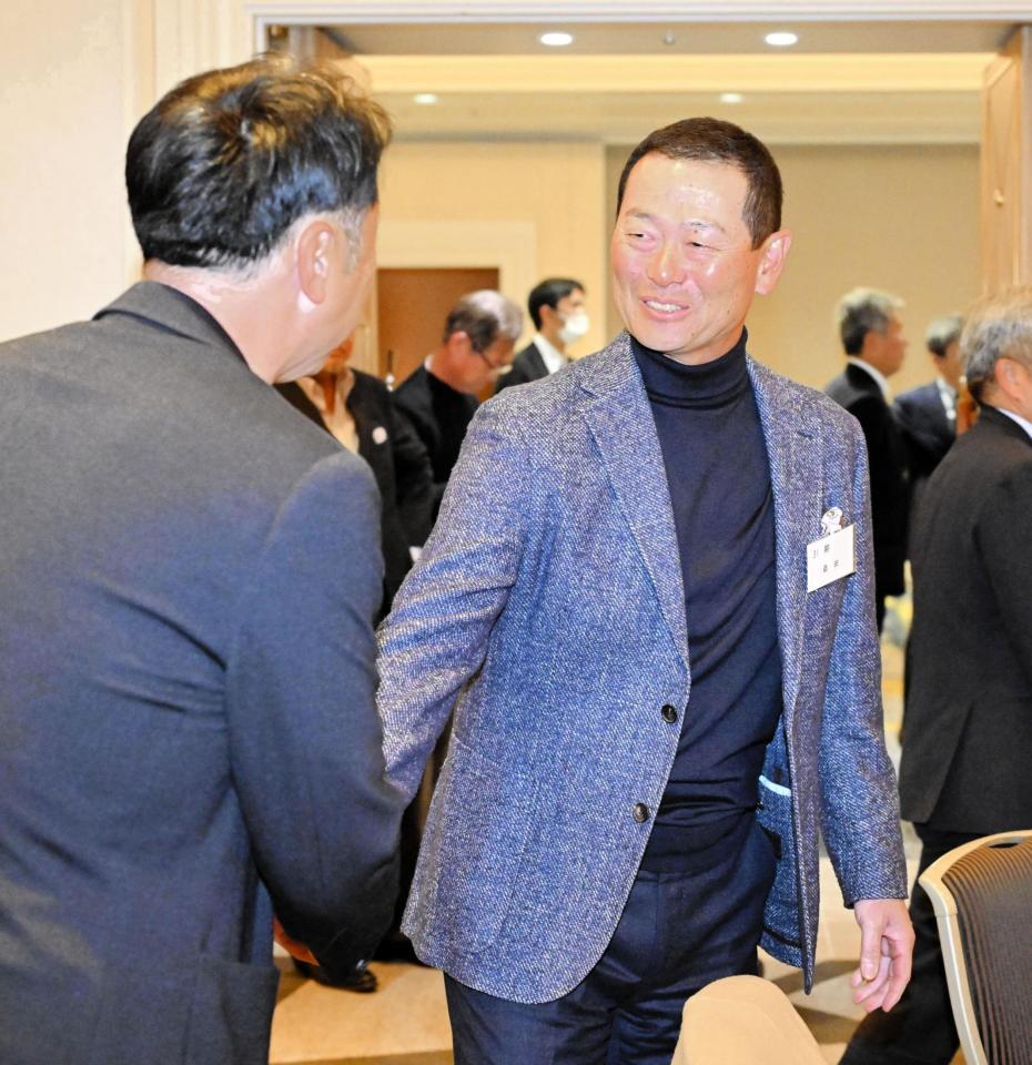 　笑顔であいさつする桑田真澄ＯＢ会長と宮本慎也氏（左）（撮影・金居みつよし）