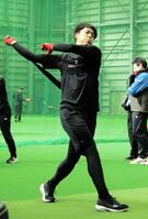 　新人合同自主トレで初めてティー打撃を行ったドラフト１位・柴田