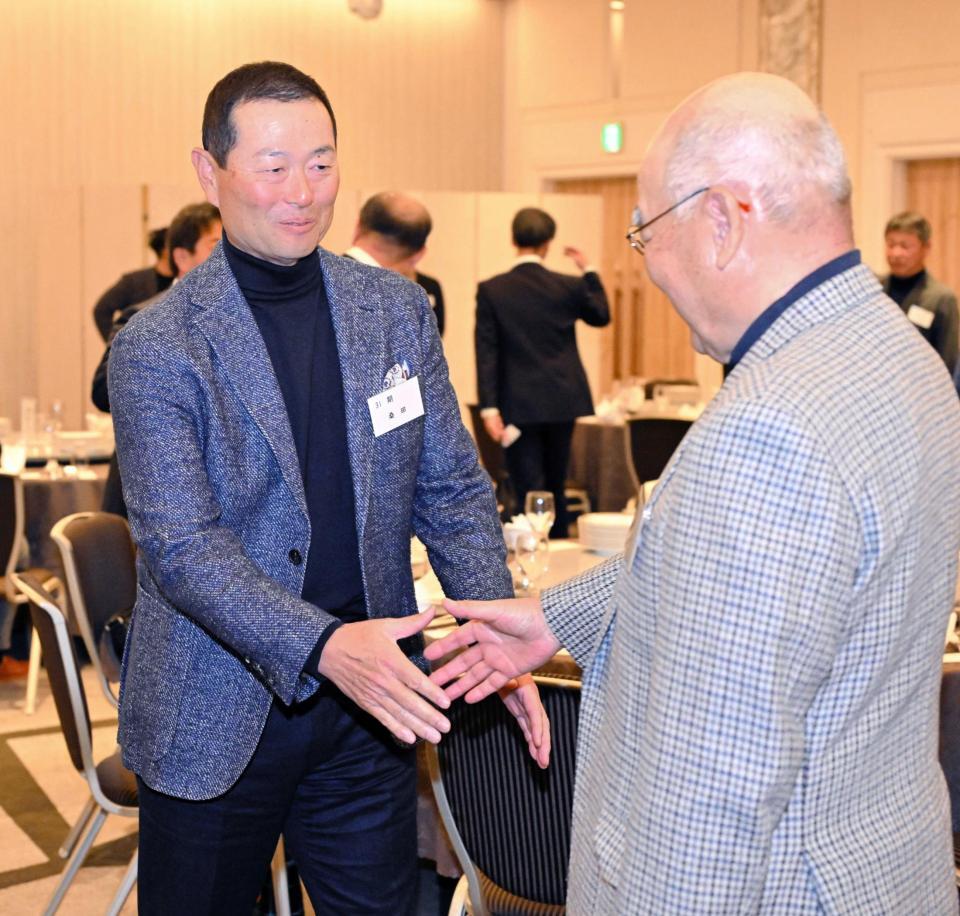 　ＰＬ学園硬式野球部ＯＢ会に出席、中村元野球部監督と握手する桑田ＯＢ会会長