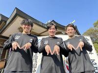 　ロッテの小島（右）、高野（左）が和田毅氏（中）主催の自主トレを公開。指で「Ｍ」の文字を作る（球団提供）