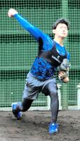 　新人合同自主トレで初めてブルペンに入った浅利