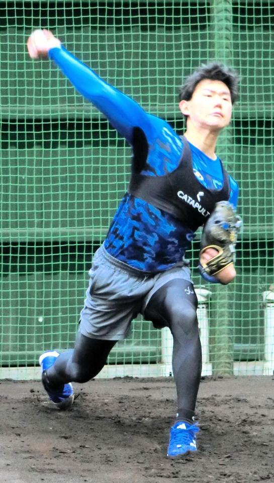 　新人合同自主トレで初めてブルペンに入った浅利