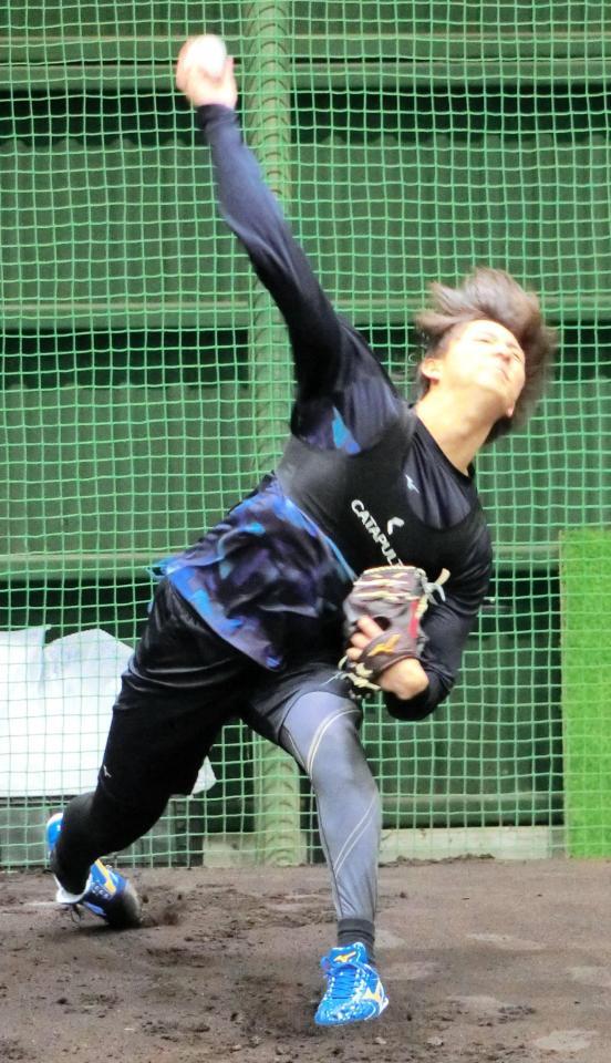 　新人合同自主トレで初めてブルペンに入った山城