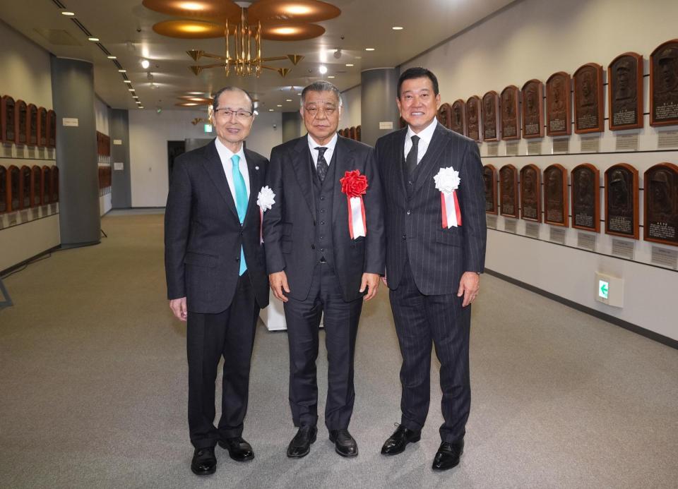 　野球殿堂入り通知式を終え写真に納まる掛布雅之氏（中央）。左は王貞治氏。右は原辰徳氏（代表撮影）
