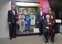 　野球殿堂入り通知式で記念展示の前で写真に納まる（左から）イチロー氏、岩瀬仁紀氏、富沢宏哉氏、掛布雅之氏（代表撮影）