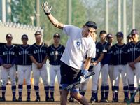 　愛工大名電高野球部を指導するイチロー氏＝２０２４年１１月