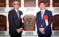 　落合博満氏のレリーフを挟んで写真に納まる岩瀬仁紀氏（右）と森繁和氏（代表撮影）