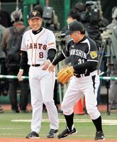 　ＯＢ戦で原辰徳氏（左）と笑顔で話す掛布雅之氏＝１４年１１月