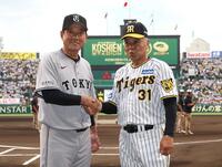 　レジェンド打者記念打席を終えて原辰徳氏（左）と握手する掛布雅之氏＝２４年７月