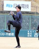 　ジャイアンツ球場での自主トレを公開した西舘