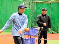 　自主トレを公開した中村剛（右）と栗山