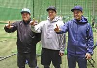 　練習公開後、記念撮影に応じる（左から）中村剛、炭谷、栗山
