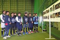 　阪神・淡路大震災のあった１９９５年の記録写真を見入るオリックスの新人選手たち（撮影・立川洋一郎）