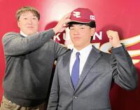 　入団会見を行った小森（右）と石井ＧＭ（左）