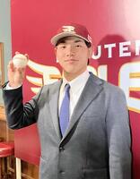 　入団会見を行った小森