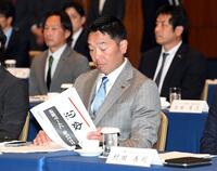 　資料に目を通す阿部監督（撮影・佐藤厚）