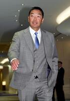 　スタッフミーティングの会場に向かう阿部監督（撮影・佐藤厚）