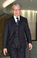 　スタッフミーティングに出席する山口寿一オーナー（撮影・佐藤厚）