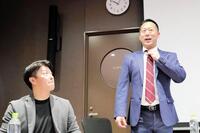 　球団事務所で行われた監督コーチ会議に出席した三木監督（右）＝代表撮影