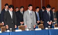 　故渡辺恒雄氏に哀悼の意を表し黙とうする阿部監督（中央）と首脳陣（撮影・佐藤厚）