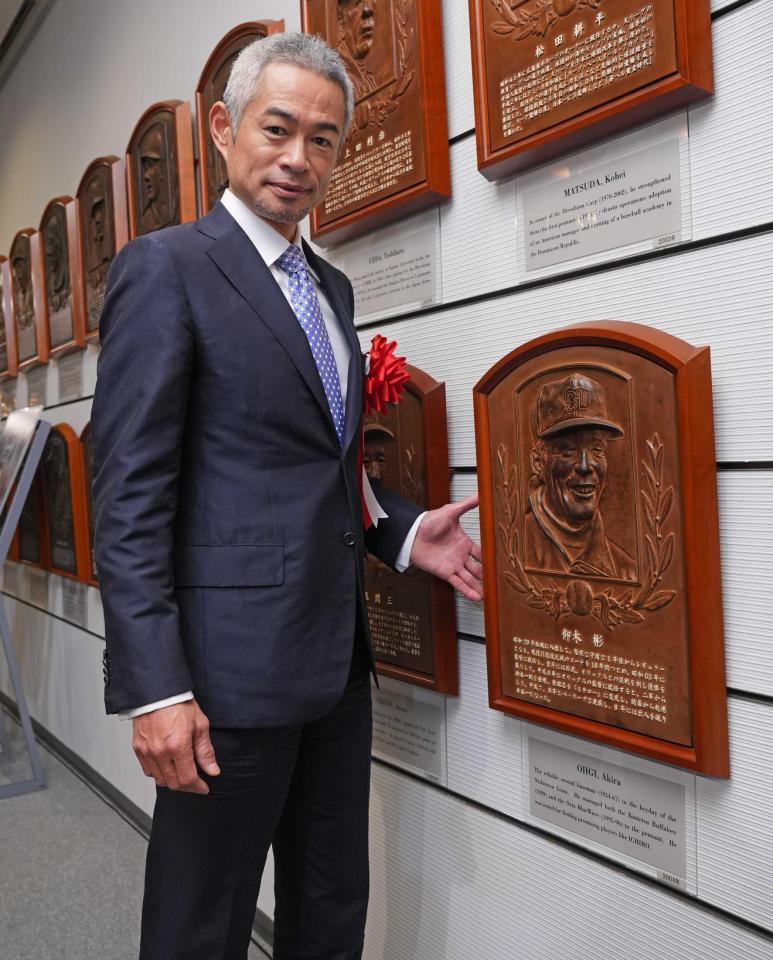 　野球殿堂入り通知式で仰木彬さんのレリーフと写真に納まるイチロー氏（代表撮影）