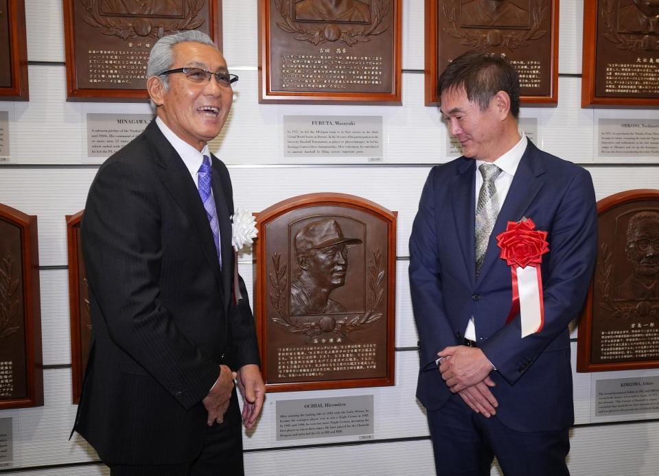 　野球殿堂入り通知式を終え落合博満氏のレリーフを見つめる岩瀬仁紀氏（右）と笑顔の森繁和氏（代表撮影）