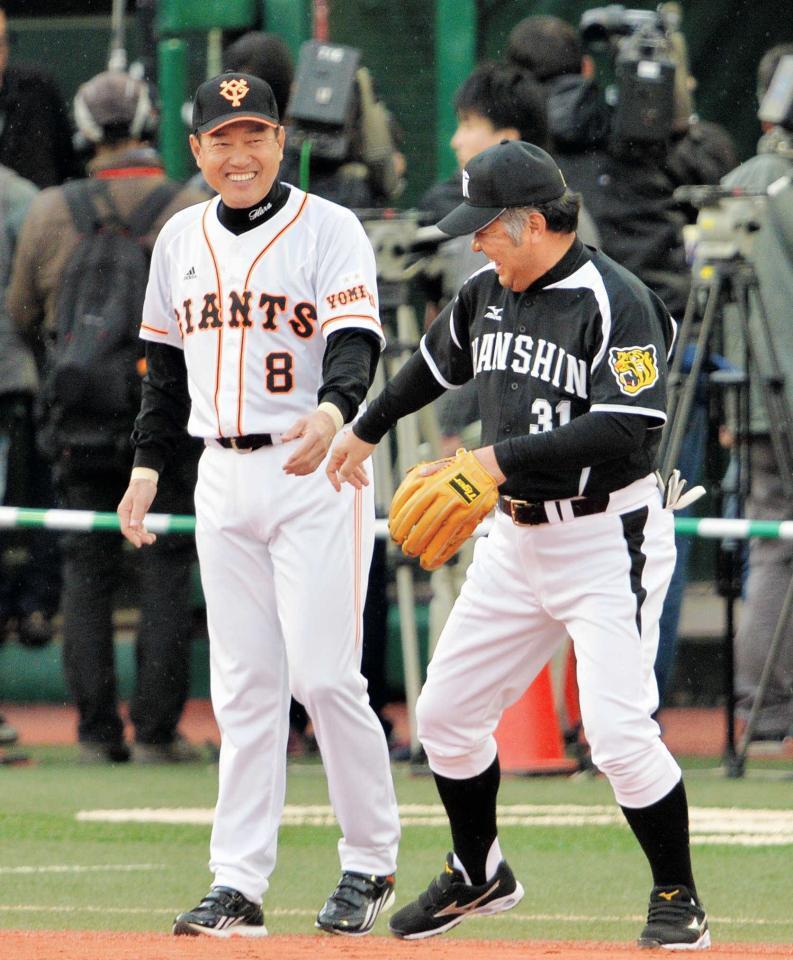 　ＯＢ戦で原辰徳氏（左）と笑顔で話す掛布雅之氏＝１４年１１月