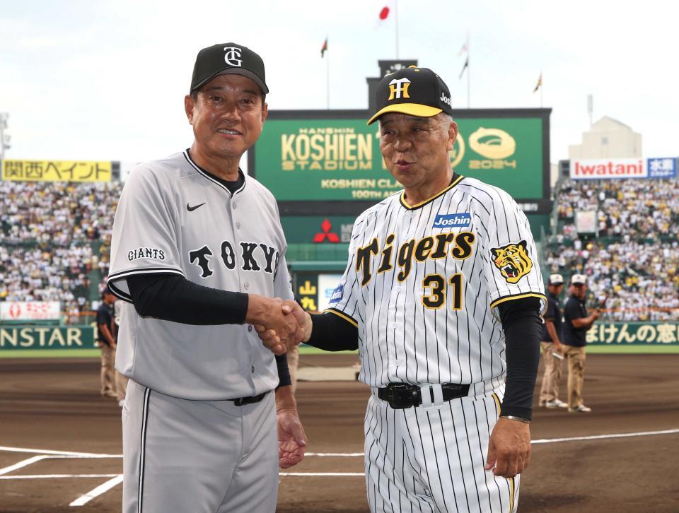 　レジェンド打者記念打席を終えて原辰徳氏（左）と握手する掛布雅之氏＝２４年７月