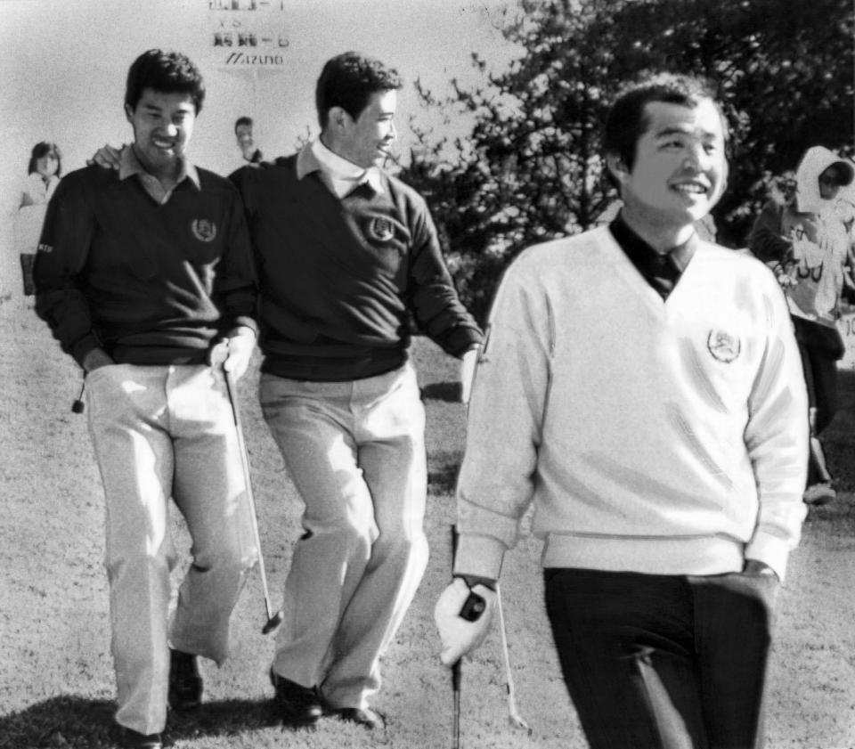 　左から）原、江川と仲良くラウンドする掛布＝８５年１２月