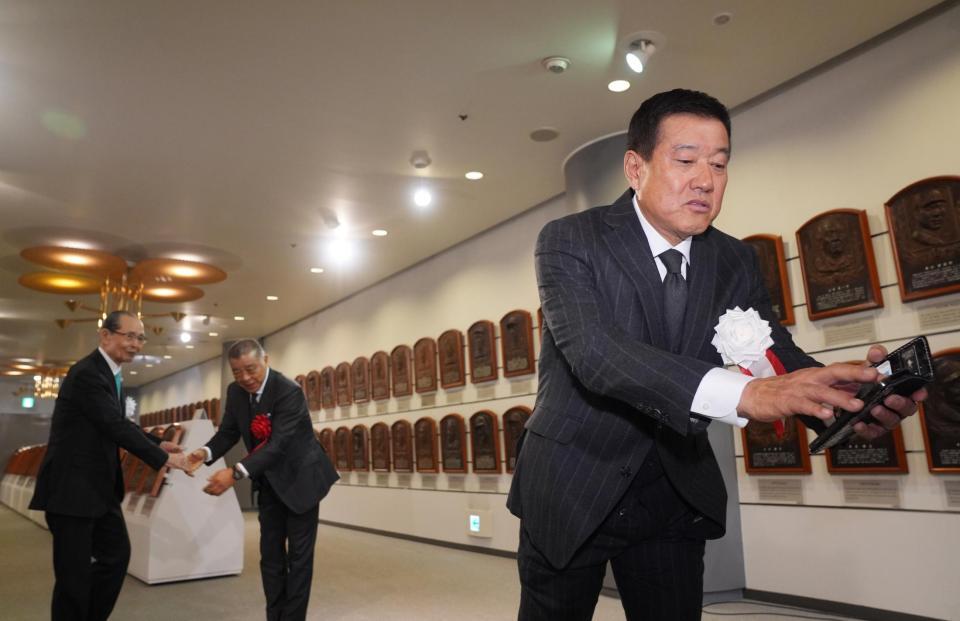 　野球殿堂入り通知式を終え原辰徳氏（右）は自身のスマートフォンで掛布雅之氏（後方右）、王貞治氏との写真撮影をお願いする（代表撮影）