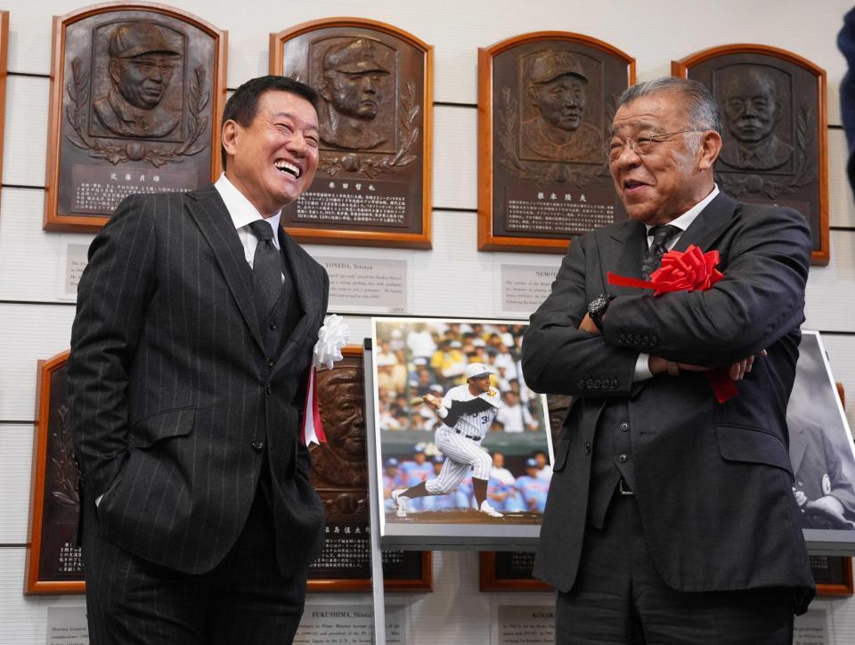 　野球殿堂入り通知式を終え談笑する掛布雅之氏（右）と原辰徳氏（代表撮影）