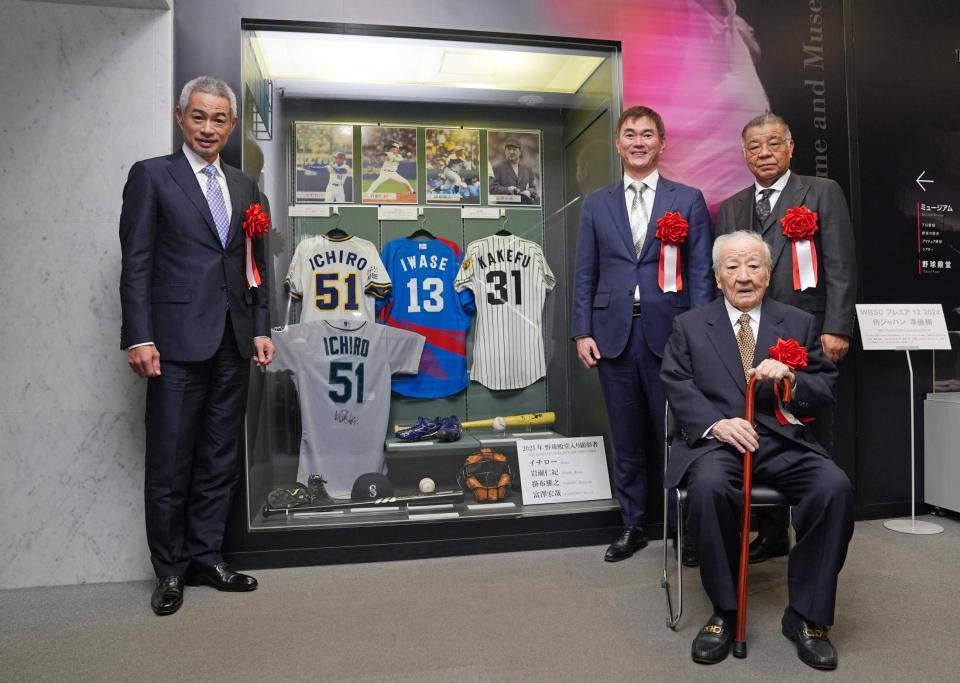 　野球殿堂入り通知式で記念展示の前で写真に納まる、左からイチロー氏、岩瀬仁紀氏、富沢宏哉氏、掛布雅之氏（代表撮影）