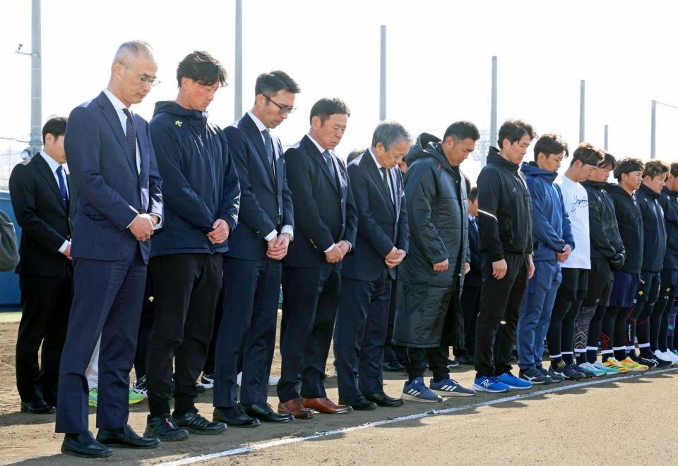 　阪神・淡路大震災から３０年。黙とうを捧げる岸田監督（左から２人目）ら（撮影・立川洋一郎）